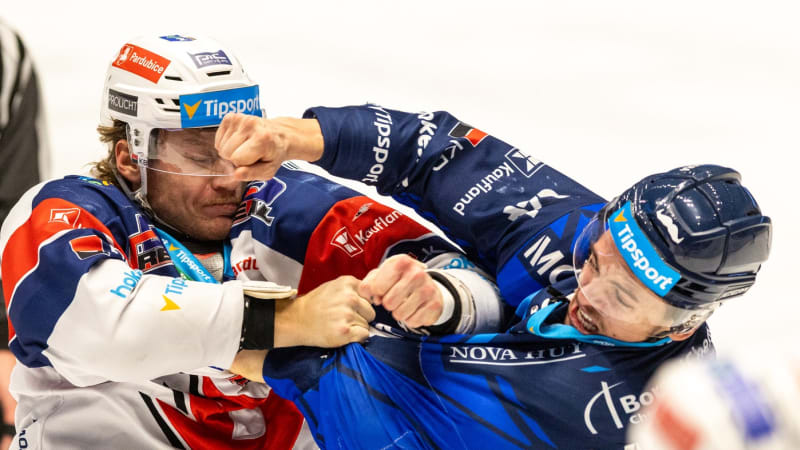 Tvrdá, ale férová bitka v české extralize. Ludvig přesnými údery poslal Maciase k ledu