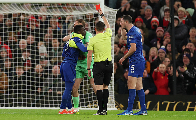 Bizarní červená. Záložník Evertonu vlepil facku spoluhráči, utěšit je musel gólman