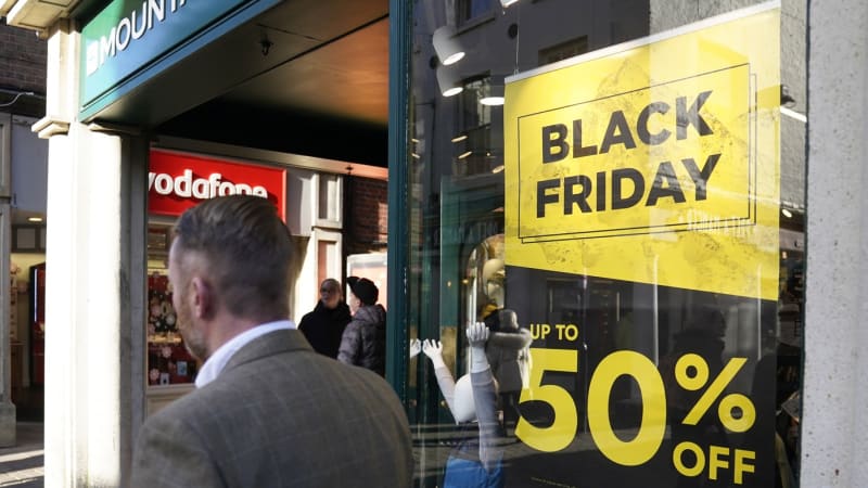 Slevové šílenství Black Friday v Česku vrcholí. Jaké průměrné slevy obchodníci letos nabízejí?