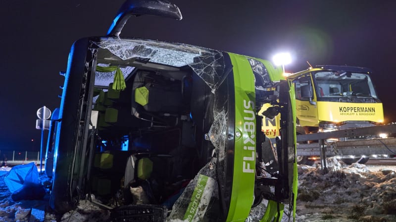 Nehoda autobusu společnosti FlixBus na cestě do Prahy: Na místě jsou zranění
