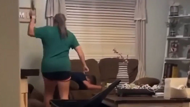 Učitelka roku v Alabamě brutálně bila syna páskem. Jeho bratr poslal video do školy