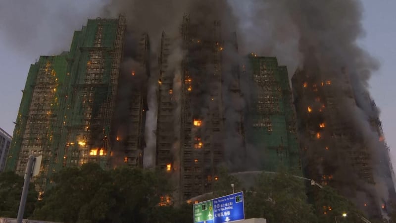 Masivní požár bytového komplexu v Hongkongu: Třináct mrtvých, další lidé nemohou ven