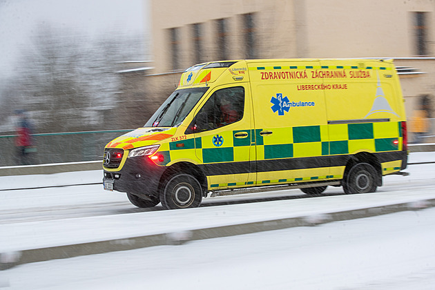 Zemina zasypala dva dělníky, skončili v nemocnici s podezřením na vážná zranění