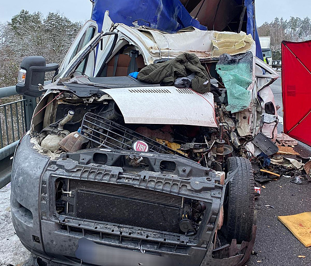 Při střetu s nákladním vozem zemřel na D1 řidič dodávky, auta stála v kolonách