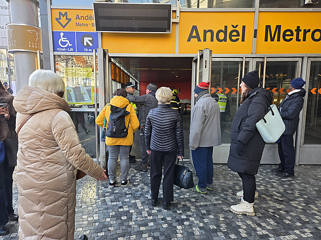 Ve stanici metra Anděl skočila žena pod soupravu, část linky B nejezdila