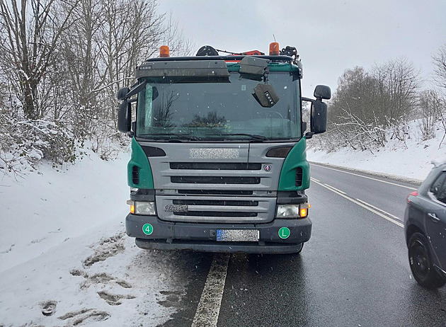 Z nákladního auta se za jízdy utrhl kus ledu, trefil protijedoucí auto