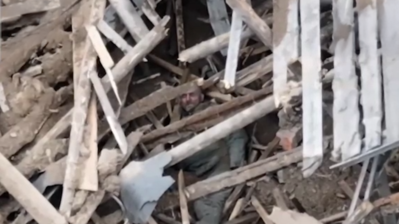 Momenty války: Pohřbený okupant v troskách domu a ruské zabití civilistů pod bílou vlajkou