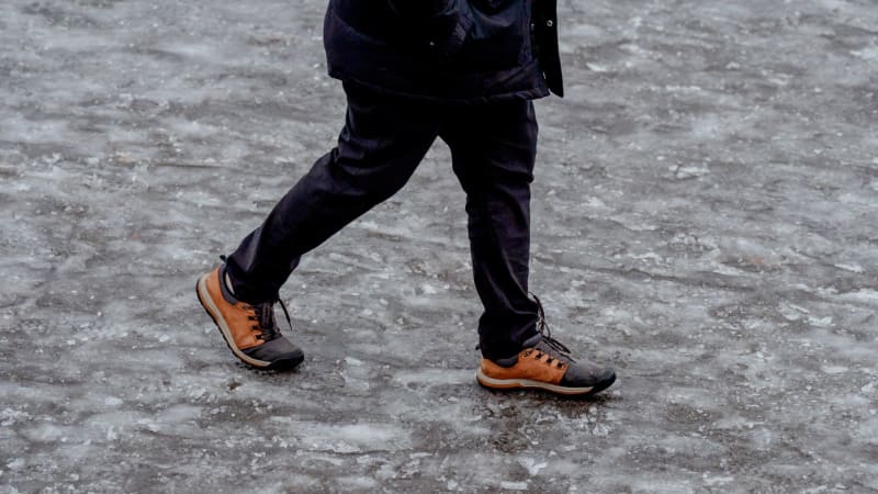 VÝSTRAHA: Spustí se lijáky, hrozí ledovka. Podívejte se, kde to bude hodně klouzat