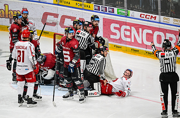 ONLINE: Bitva o pozici lídra. Sparta vede v Třinci, druhé Pardubice bojují v Liberci
