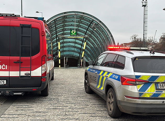 Na Hradčanské skočila žena pod soupravu metra, část linky A nejezdila