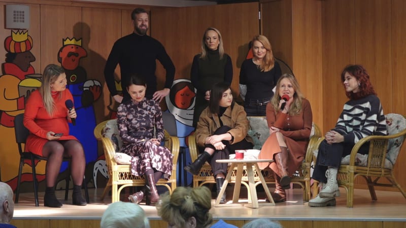 Hvězdy seriálů TV Prima oslavily nejštědřejší den v roce. V domově seniorů rozdávaly radost