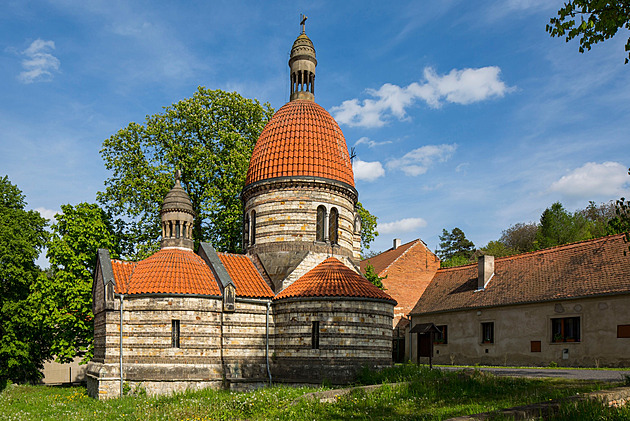 Kaple inspirovaná Paříží i fara ve Strojeticích. Ústecký kraj má nové památky