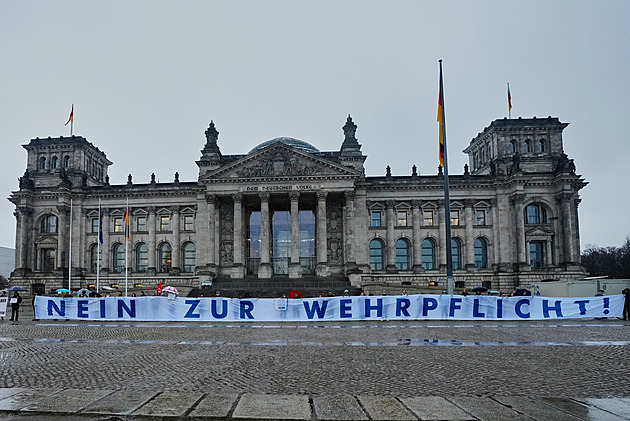Německo schválilo povinnou vojnu, studenti napříč zemí protestují
