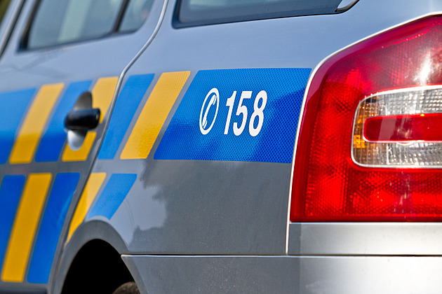 Zabarikádovaný muž v malešickém bytě, hrozí zapálením budovy