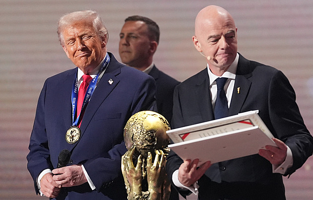 Trump se konečně dočkal Ceny míru, místo Nobelovy komise ji však dostal od FIFA