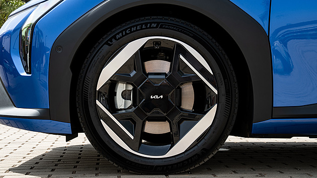 Elektrická Kia EV4 má ulítlý vzhled, ale nadchne solidností. Nahrazuje ceed