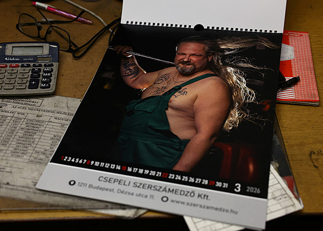 Každý muž pod sto kilo je jen záložka. Maďarští dělníci se svlékli kvůli charitě