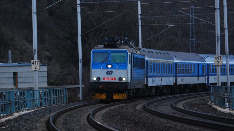 Mezi Prahou a Benešovem nejezdily vlaky. V Mnichovicích statik prověřil poškození mostu