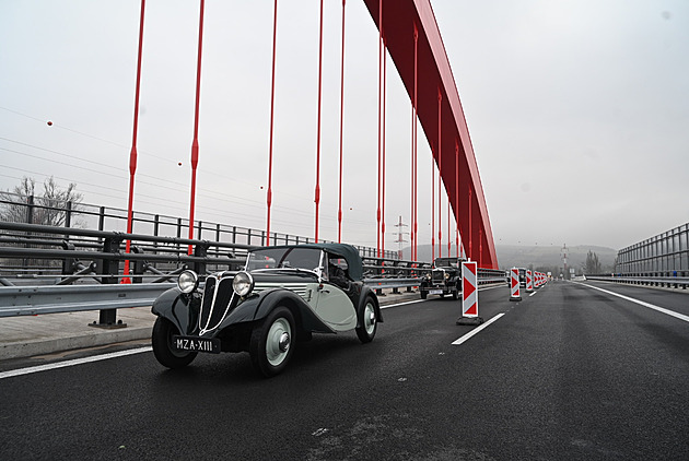 Řidiči už jezdí po novém úseku D55 u Otrokovic, i přes unikátní most