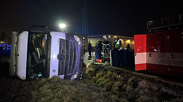 Nevěnoval se dostatečně řízení, najel do příkopu a převrátil kamion na bok