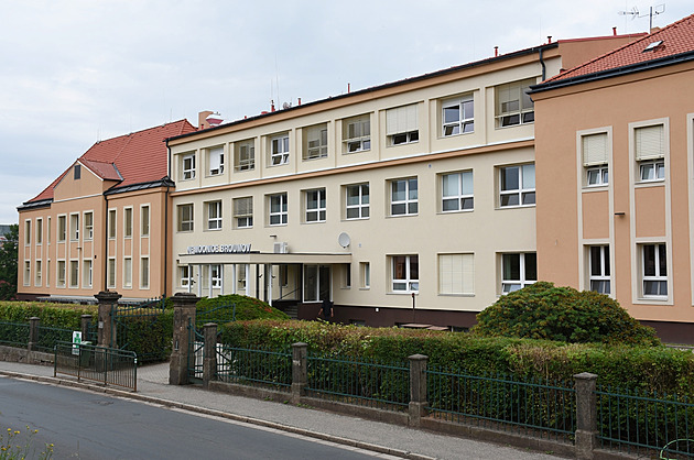 Žena v nemocnici skočila z okna a vážně se zranila, soud jí dal šanci na odškodnění