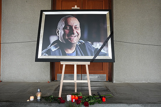 Rozloučení s Hezuckým zahájila píseň Už z hor zní zvon. Řeč pronáší Bouček