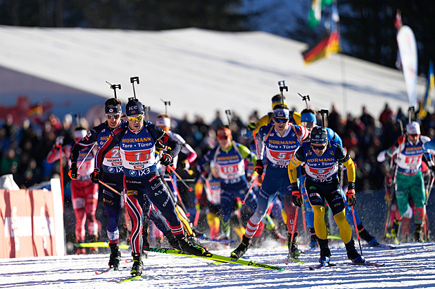 Biatlon ONLINE: Štafeta mužů v Hochfilzenu. Mareček musí vleže opravovat