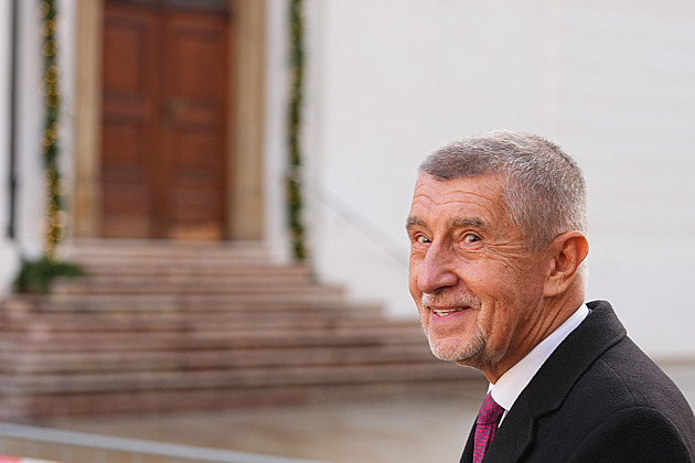 Babišova vláda bude poprvé jednat, na Úřadu vlády ji vítal končící premiér
