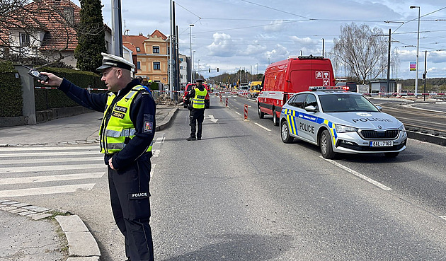 Hasiči a policie zasahují v Karlíně kvůli úniku plynu, uzavřeli Pernerovu ulici