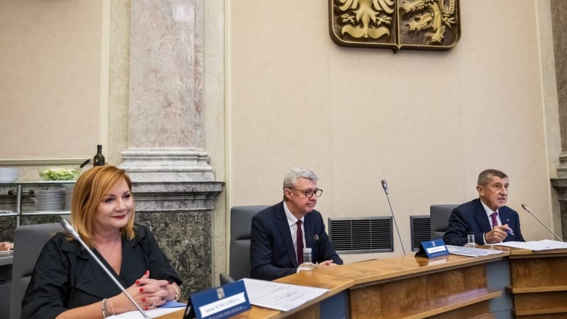 ON-LINE: Vláda odmítla migrační pakt i emisní povolenky. Česko čeká rozpočtové provizorium