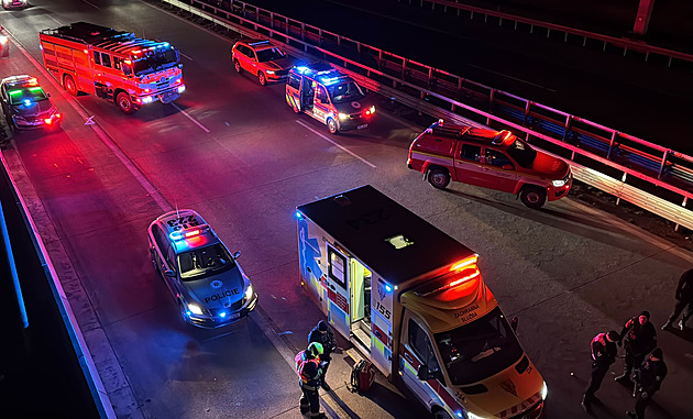 Pražský okruh uzavřela vážná nehoda. Řidiče dodávky museli vystříhat
