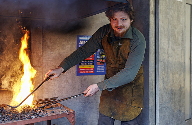 Černé řemeslo roste, vydělat se dá. Musíte se nadchnout, líčí kovář z vánočních trhů