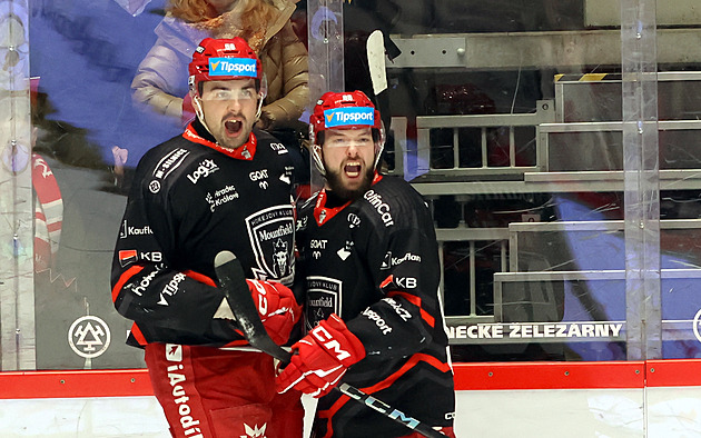 ONLINE: Pardubice hned získaly náskok dvou branek, Hradec vede v Třinci