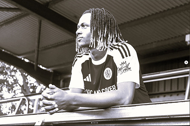 Tragédie v anglickém fotbale. Nadějný útočník zemřel ve 21 letech