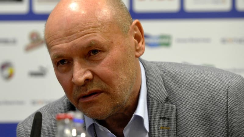 Fotbalové reprezentace se nakonec ujme trenér Koubek, 74letý veterán