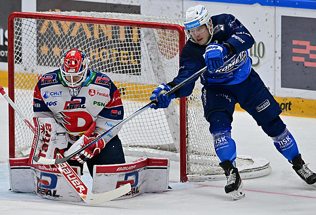 ONLINE: Pardubice opět odskočily Kometě. Třinec bez Motáka vede nad Kladnem