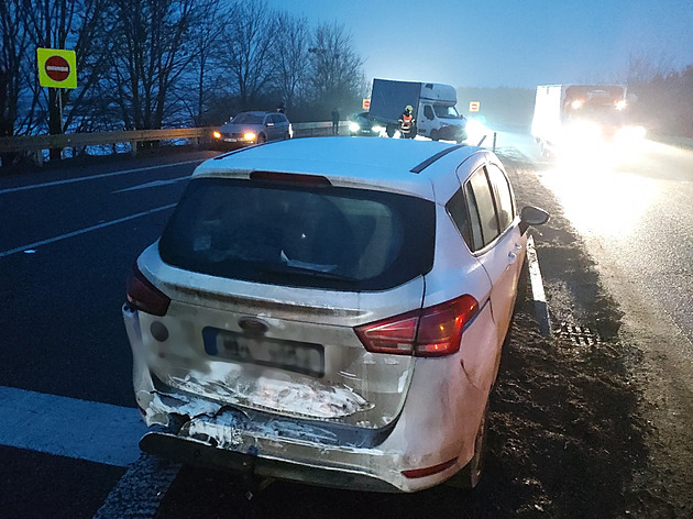 „Zvažte, zda vyjíždět.“ Stovka nehod na jihu Moravy, potíže má na ledovce i MHD