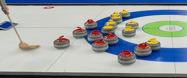 Tak se chystá led na olympijský curling. Místní „Michael Jackson“ baví diváky