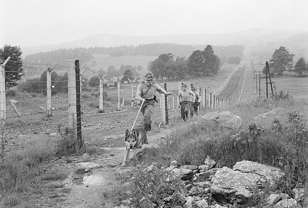 Pád do tmy, který skončil u drátů pod proudem. Když svět rozřízla železná opona