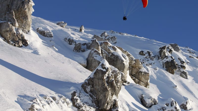 Český paraglidista narazil ve Švýcarsku do skály. Těžkým zraněním podlehl