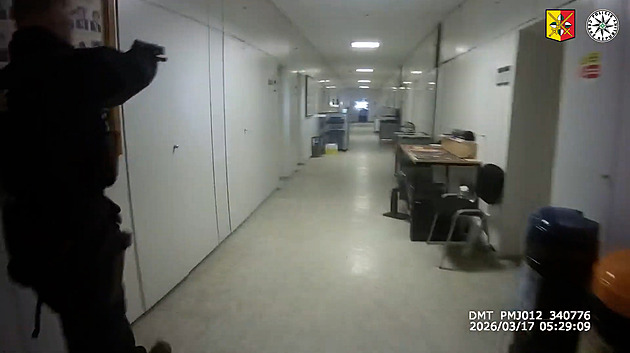 Hladový recidivista rozbil dveře školy, v kuchyňce spořádal jídlo zaměstnanců