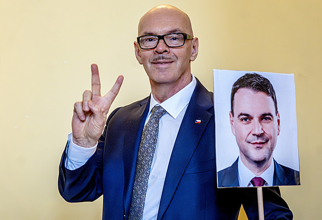 Nepřítomný Macinka nakonec nechyběl. Klempíř s Babišem se střídali o jeho fotku