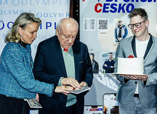 Obdivuji vlastní dceru. Slováček pokřtil vzpomínkovou knihu Anička pohlazením