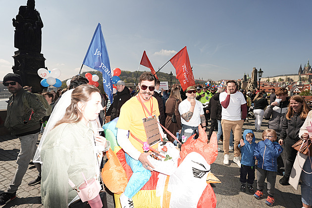 Pochod pro život vyrazil centrem Prahy. Odpůrci podporující ženy chtějí blokovat trasu