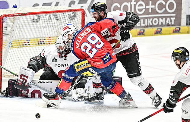 ONLINE: Pardubice otáčejí se Spartou. Třinec udolal Vary a je ve finále