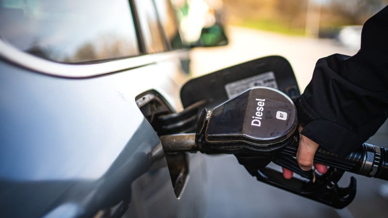 Vláda smí regulovat ceny paliv, rozhodla Sněmovna. Opozice kvůli tomu mluví o „socíku“