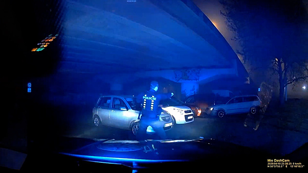 Zdrogovaný řidič při honičce boural do popelnic i aut, soud ho poslal do vazby