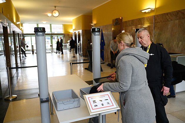 Na úřad kraje jen přes bezpečnostní kontrolu. Detekční rámy odhalí zbraň