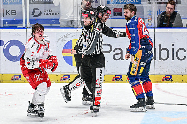 Emoce ve finále: Sikora se rval, Růžičku trefili diváci. Žabka hodil lahev na tribunu