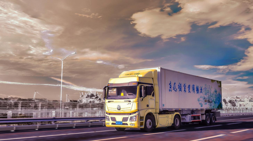 Čína masivně investuje do elektromobility. Se spalovacími náklaďáky už se nepočítá